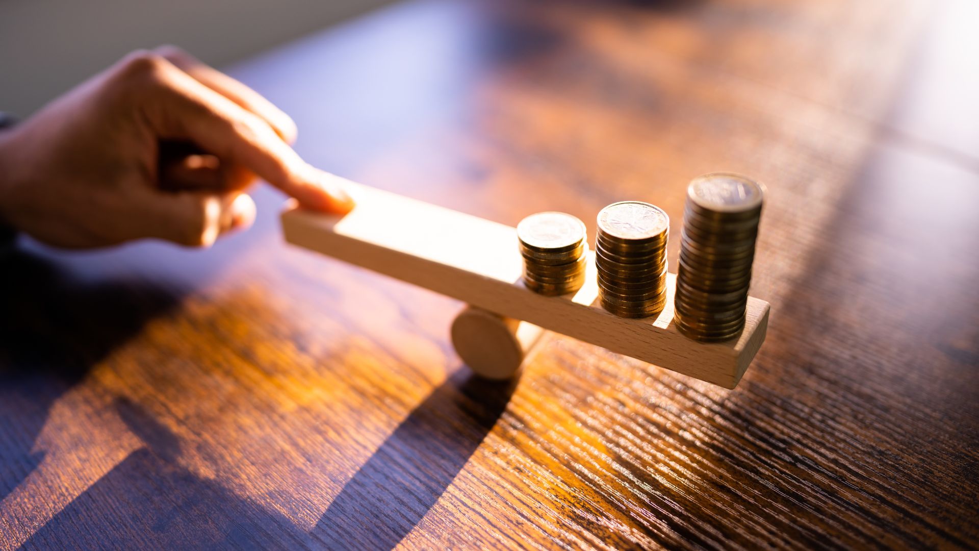 תכנון פיננסי לפי דנה גולן: בניית שפה משפחתית סביב כסף שמפחיתה מתחים ומחזקת אחריות בין דורית.